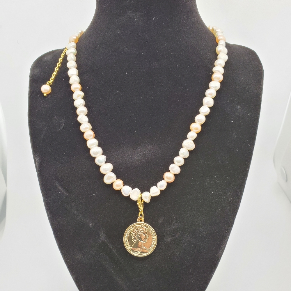 Pearl necklace with coin pendant